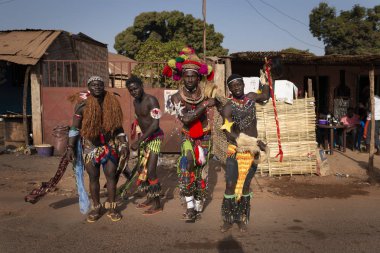 Bissau, Gine Cumhuriyeti - 12 Şubat 2018: Grup Bisssau şehir Bandim mahallede, karnaval kutlamaları sırasında geleneksel kostümler giyen adam.