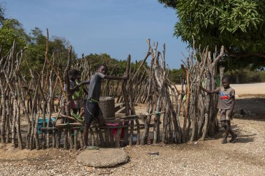 Orango Island, Gine-Bissau 3 Şubat 2018: Grup köy Eticoga Orango ada içinde de bir comminity çocuklar drewing su.