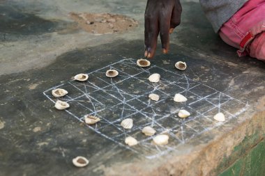 Gine Bissau, Batı Afrika Orango Adası Eticoga köyü kabukları ile oyun oynayan bir çocuk el detay