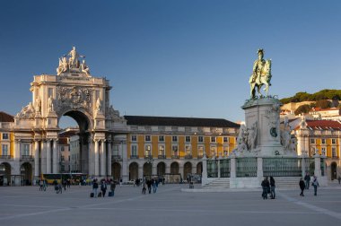 Lisbon, Portekiz - 6 Kasım 2011: Görünüm Praça do Comercio (Comercio kare) şehir Lizbon, Portekiz