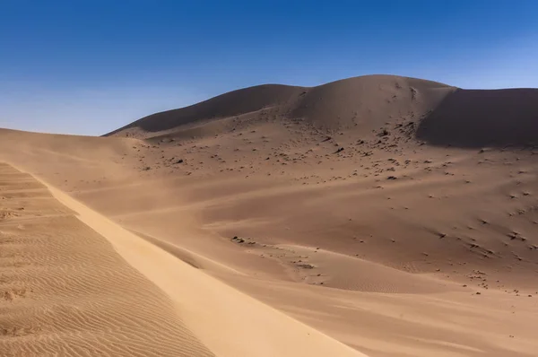 中国甘肃省敦煌市附近的 回声沙山 上的沙丘 — 图库照片