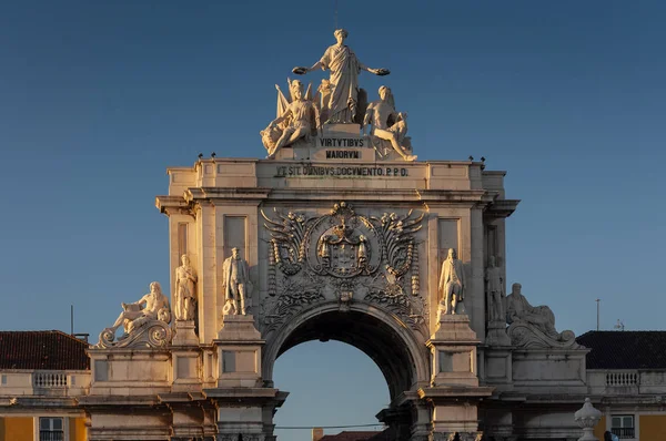 在葡萄牙里斯本市的奥古斯塔街凯旋拱门细节 — 图库照片