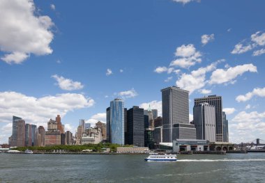 New York City, Amerika Birleşik Devletleri - 7 Haziran 2010: Skyline Staten Adası feribot dan Manhattan, New York City'deki Battery Park alanının görünümünü.