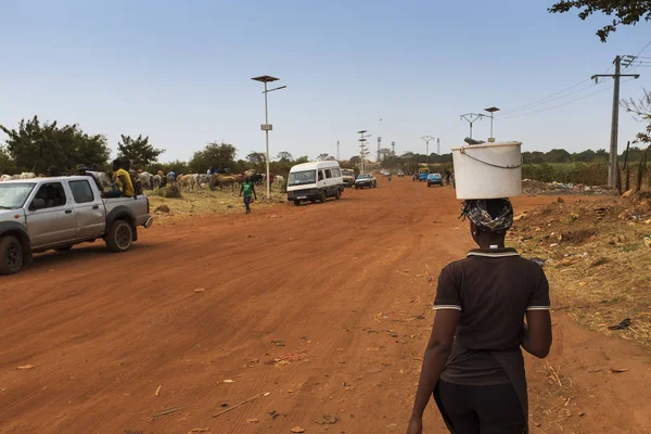 Бисау Республика Гвинея Бисау Февраля 2018 Года Женщина Несущая Ведро — стоковое фото