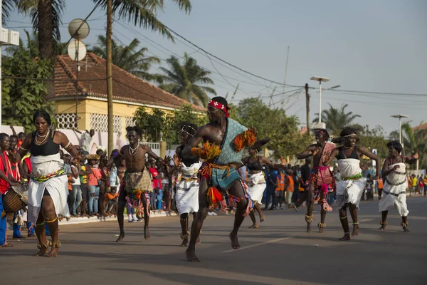 几内亚比绍比绍 2018年2月12日 身穿传统服装的男女在比索市狂欢节庆祝活动期间表演 — 图库照片
