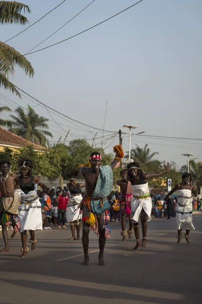 几内亚比绍比绍 2018年2月12日 身穿传统服装的男女在比索市狂欢节庆祝活动期间表演 — 图库照片