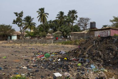 Bissau, Gine Cumhuriyeti - 5 Şubat 2018: bir duvarda oturan iki çocuk yakınındaki Bandim mahallede çöp yığını Eğer Bissau şehir. Sağlık ve sağlık koşulları çok kötü Gine Bissau, hangi en yoksul countri biridir