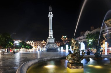 Lizbon şehir gece Rossio Meydanı (Praça D. Pedro V) görünümü. Kavramı için Portekiz seyahat ve Lizbon ziyaret
