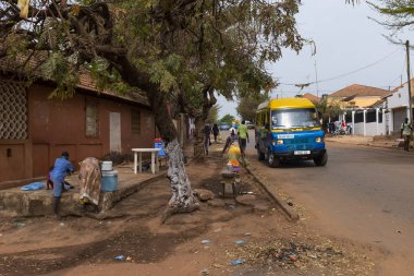 Bissau, Gine Cumhuriyeti - 5 Şubat 2018: Chao de pasoyu mahalle, Gine Bissau, Batı Afrika Caddesi'nde yürüyorduk insanlarla Bissau şehir sokak sahne