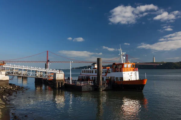 Bateau Cacilheiro Dans Ville Lisbonne Portugal Avec Pont Avril Arrière — Photo