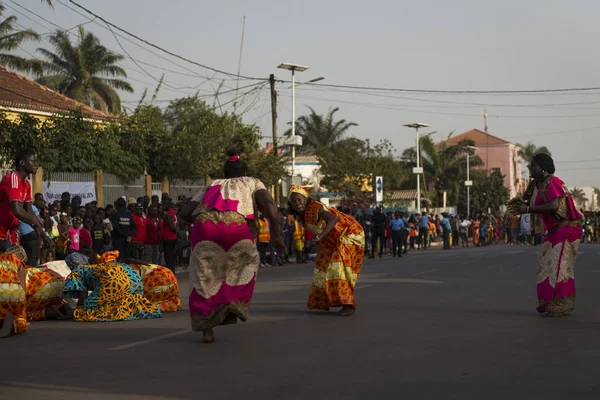 几内亚比绍比绍 2018年2月12日 身穿传统服装的妇女小组在比索市狂欢节庆祝活动期间表演 — 图库照片