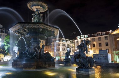 Lisbon, Portekiz - 11 Aralık 2011: Görünüm Lizbon şehir gece Rossio Meydanı (Praça D. Pedro V). Kavramı için Portekiz seyahat ve Lizbon ziyaret