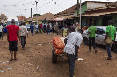 Bissau, Gine Cumhuriyeti - 5 Şubat 2018: şehir Bissau, Gine Bissau, Batı Afrika Bandim piyasada insanlarla sahnede sokak
