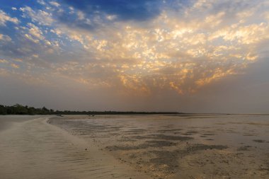 Orango Island günbatımı, Gine Bissau, güzel bir ıssız plajda görünümünü. Orango Bijagos adalar bir parçasıdır; Kavramı için Afrika'da seyahat ve tatil yaz