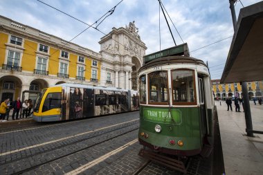 Lisbon, Portekiz - Kasım 17, 2018: Bir tramvay Augusta Street Arch ile Comercio meydanında (Praça Comercio) arka planda, Lisbon, Portekiz;