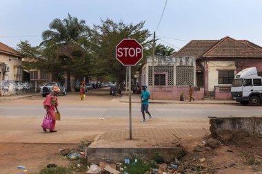 Bissau, Gine Cumhuriyeti - 5 Şubat 2018: şehir Bissau, Gine Bissau, Batı Afrika bir caddeden karşıya insanlarla sahnede sokak
