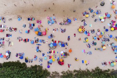 Havadan görünümü Portekiz güzel bir plajda güneşlenirken insan; Yaz tatil kavramı