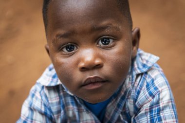 Bissau, Gine Cumhuriyeti - 6 Şubat 2018: şehir Bissau, Gine Bissau Missira mahallede adlı genç bir çocuk portresi