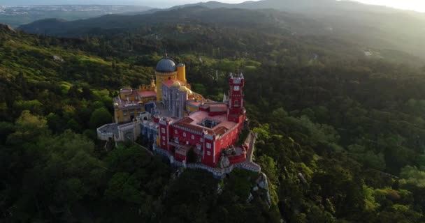 ポルトガル シントラのペーナ宮殿 パラシオ ペーニャ の空撮概念はポルトガルの旅行し シンタを訪問 — ストック動画