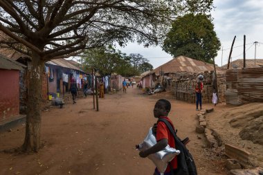 Bissau, Gine Cumhuriyeti - 6 Şubat 2018: Street olay yerinde Missira mahalle, şehir Bissau, Gine Bissau, kir sokakta insanlarla