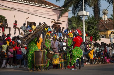 Bissau, Gine Cumhuriyeti - 12 Şubat 2018: Grup müzik ve giyen adam kostüm Bisssau şehir içinde karnaval kutlamaları sırasında.