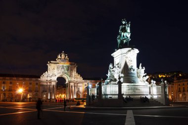 Lisbon, Portekiz - 11 Aralık 2011: Geceleri Praça do Comercio (Comercio kare) şehir Lizbon, Portekiz, görünüm