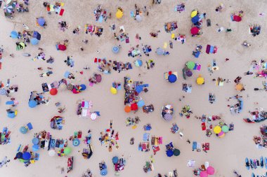 Havadan görünümü Portekiz güzel bir plajda güneşlenirken insan; Yaz tatil kavramı