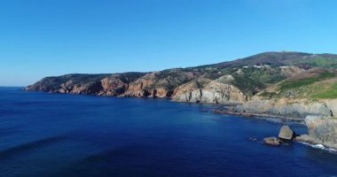 Cascais, Portekiz, Cabo da Roca arka planda ile Guincho Beach (Praia do Guincho) yakınındaki kıyı şeridi havadan görünümü
