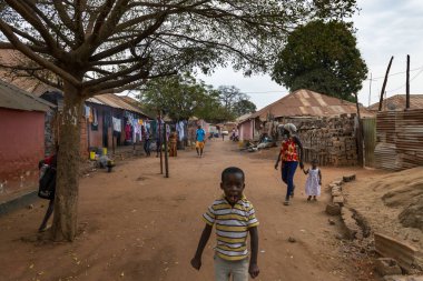 Bissau, Gine Cumhuriyeti - 6 Şubat 2018: Street olay yerinde Missira mahalle, şehir Bissau, Gine Bissau, kir sokakta insanlarla