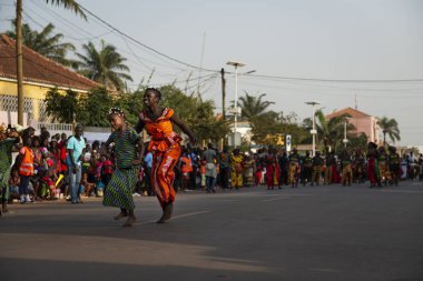 Bissau, Gine Cumhuriyeti - 12 Şubat 2018: Bisssau şehir içinde karnaval kutlamaları sırasında geleneksel elbiseler giyen iki genç kız.