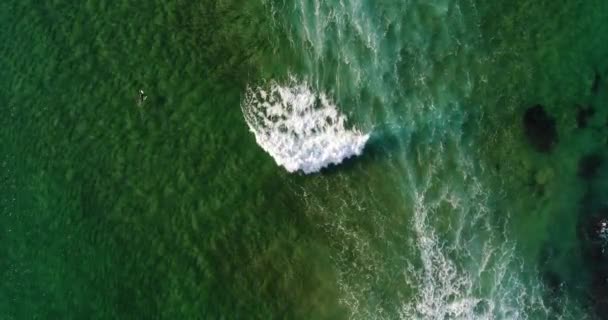 Luchtfoto Van Een Surfer Peddelen Uit Het Strand Van Guincho — Stockvideo