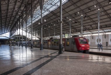Lisbon, Portekiz - 7 Ocak 2012: Tren şehir, Lizbon, Portekiz Rossio Tren İstasyonu terk.