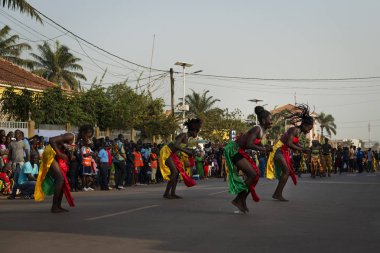 Bissau, Gine Cumhuriyeti - 12 Şubat 2018: kız Bisssau şehir içinde karnaval kutlamaları sırasında performans grubu.