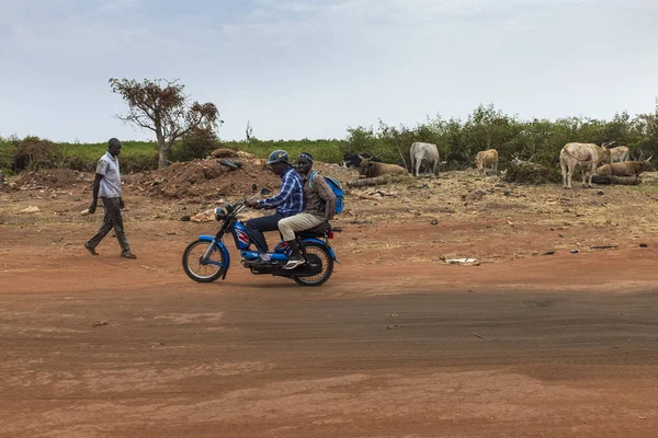 Бисау Республика Гвинея Бисау Февраля 2018 Года Двое Мужчин Мотоцикле — стоковое фото