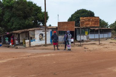 Bissau, Gine Cumhuriyeti - 6 Şubat 2018: insanlar şehir Bissau, Gine Bissau, Batı Afrika, mahallede bir berber dükkanı yakınındaki konuşuyor
