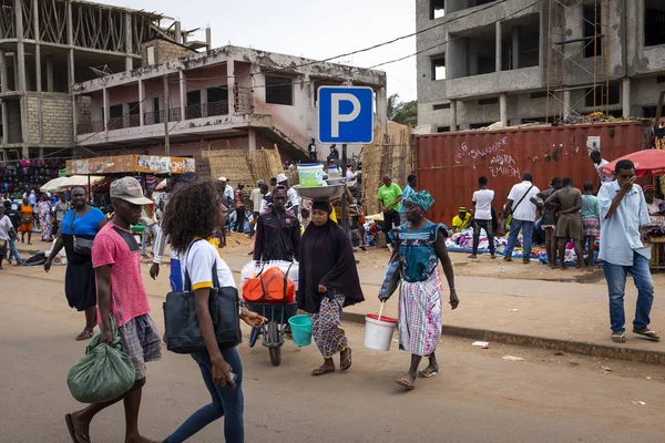 Bissau, Gine Cumhuriyeti - 6 Şubat 2018: şehir Bissau, Gine Bissau, Batı Afrika Bandim piyasada insanlarla sahnede sokak