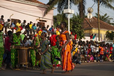 Bissau, Gine Cumhuriyeti - 12 Şubat 2018: Bisssau şehir içinde karnaval kutlamaları sırasında geleneksel elbiseler giyen iki genç kız.