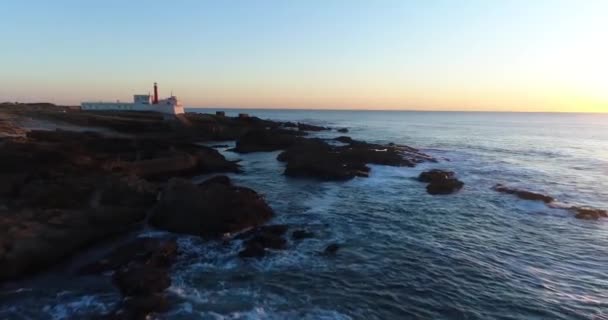 Luchtfoto Van Guincho Ruimte Met Cabo Razo Vuurtoren Achtergrond Cascais — Stockvideo