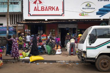 Bissau, Gine Cumhuriyeti - 6 Şubat 2018: Bissau şehir insanlar kaldırımda yürürken, insanlar ile sahnede Street ve stores yakınındaki Bandim piyasada, Gine Bissau, Batı Afrika