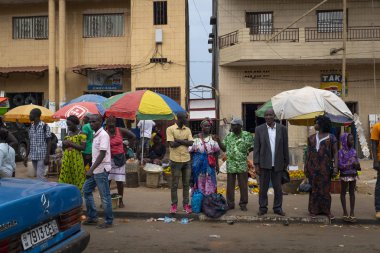 Bissau, Gine Cumhuriyeti - 6 Şubat 2018: şehir Bissau, Gine Bissau, Batı Afrika Bandim piyasada insanlarla sahnede sokak
