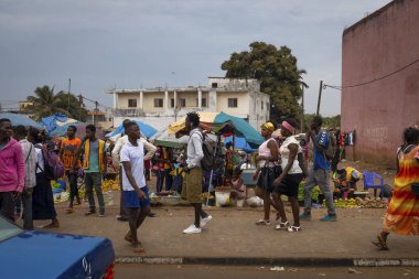 Bissau, Gine-Bissau Cumhuriyeti - 6 Şubat 2018: Gine-Bissau, Batı Afrika'da, bir sokak pazarının yakınındaki kaldırımda yürüyen insanların yer verdiği Bissau şehrindeki sokak sahnesi
