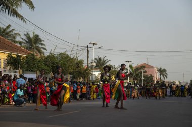 Bissau, Gine Cumhuriyeti - 12 Şubat 2018: kız Bisssau şehir içinde karnaval kutlamaları sırasında performans grubu.