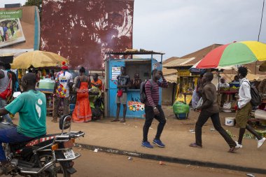 Bissau, Gine Cumhuriyeti - 6 Şubat 2018: şehir Bissau, Gine Bissau, Batı Afrika Bandim piyasada insanlarla sahnede sokak