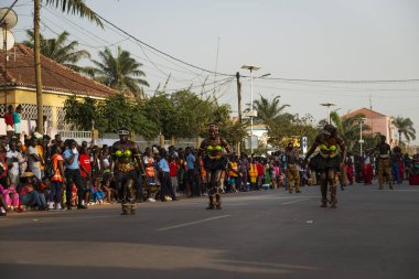 Bissau, Gine Cumhuriyeti - 12 Şubat 2018: kız Bisssau şehir içinde karnaval kutlamaları sırasında performans grubu.