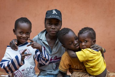Bissau, Gine Cumhuriyeti - 6 Şubat 2018: şehir Bissau, Gine Bissau Missira mahallede çocuklar bir grup portresi