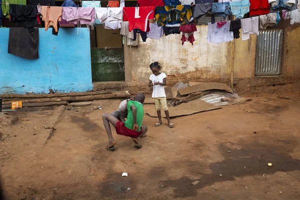 Bissau, Gine Cumhuriyeti - 5 Şubat 2018: şehir Bissau çocuklar evlerinde, Gine Bissau, Batı Afrika önünde oynarken ile sahnede sokak