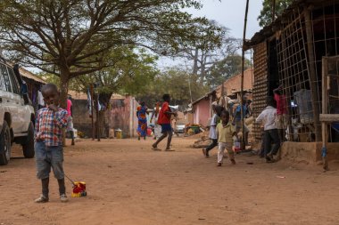 Bissau, Gine Cumhuriyeti - 6 Şubat 2018: şehir Bissau, Gine Bissau Missira mahallede oynayan çocukların Grup