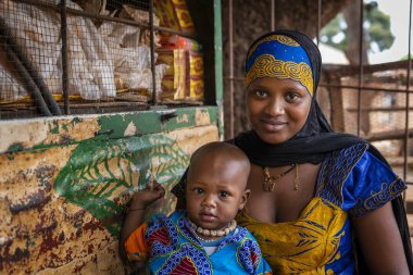 Bissau, Gine Cumhuriyeti - 6 Şubat 2018: bir anne ve bebeği şehir Bissau, Gine Bissau Missira mahallede, portre