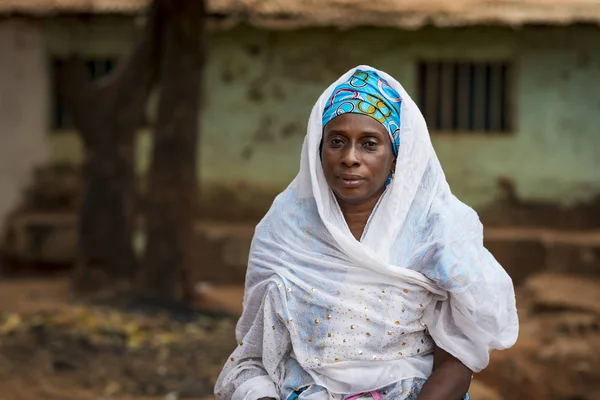 Bissau, Gine Cumhuriyeti - 6 Şubat 2018: şehir Bissau, Gine Bissau Missira mahallede, örtü ile geleneksel bir elbise giymiş bir kadın portresi