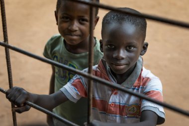 Bissau, Gine Cumhuriyeti - 6 Şubat 2018: şehir Bissau, Gine Bissau Missira mahallede adlı iki genç erkek portresi